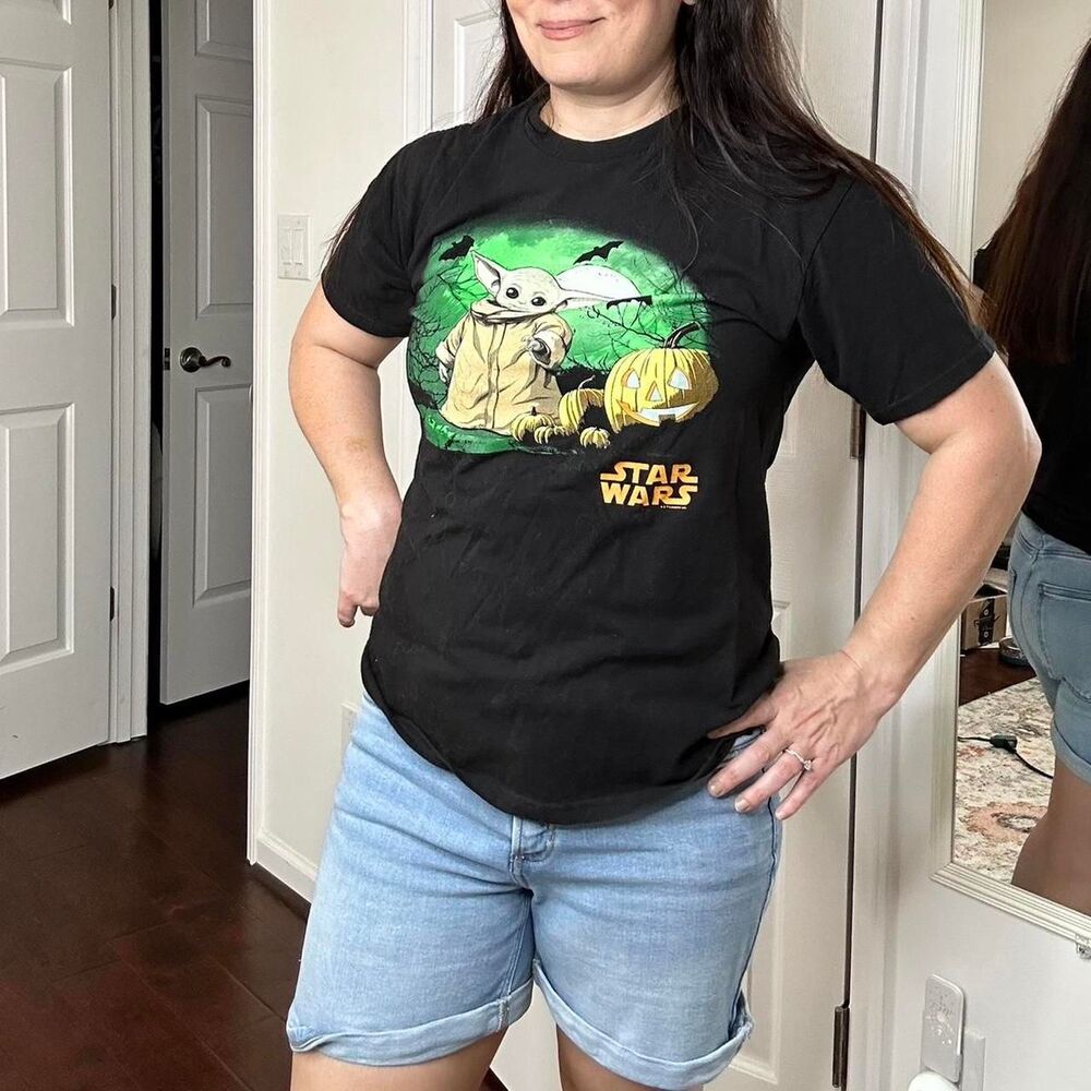 Women's Baby Yoda and Pumpkin Halloween Tee Medium